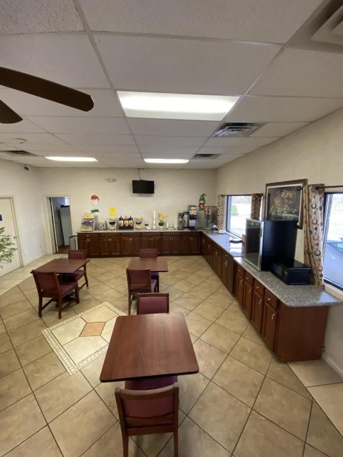 Days Inn By Wyndham Huntington Pea Ridge Exterior photo