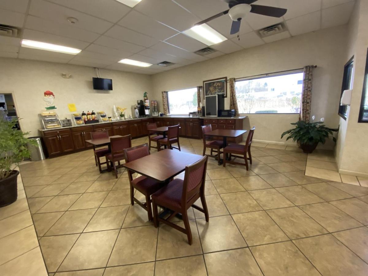 Days Inn By Wyndham Huntington Pea Ridge Exterior photo