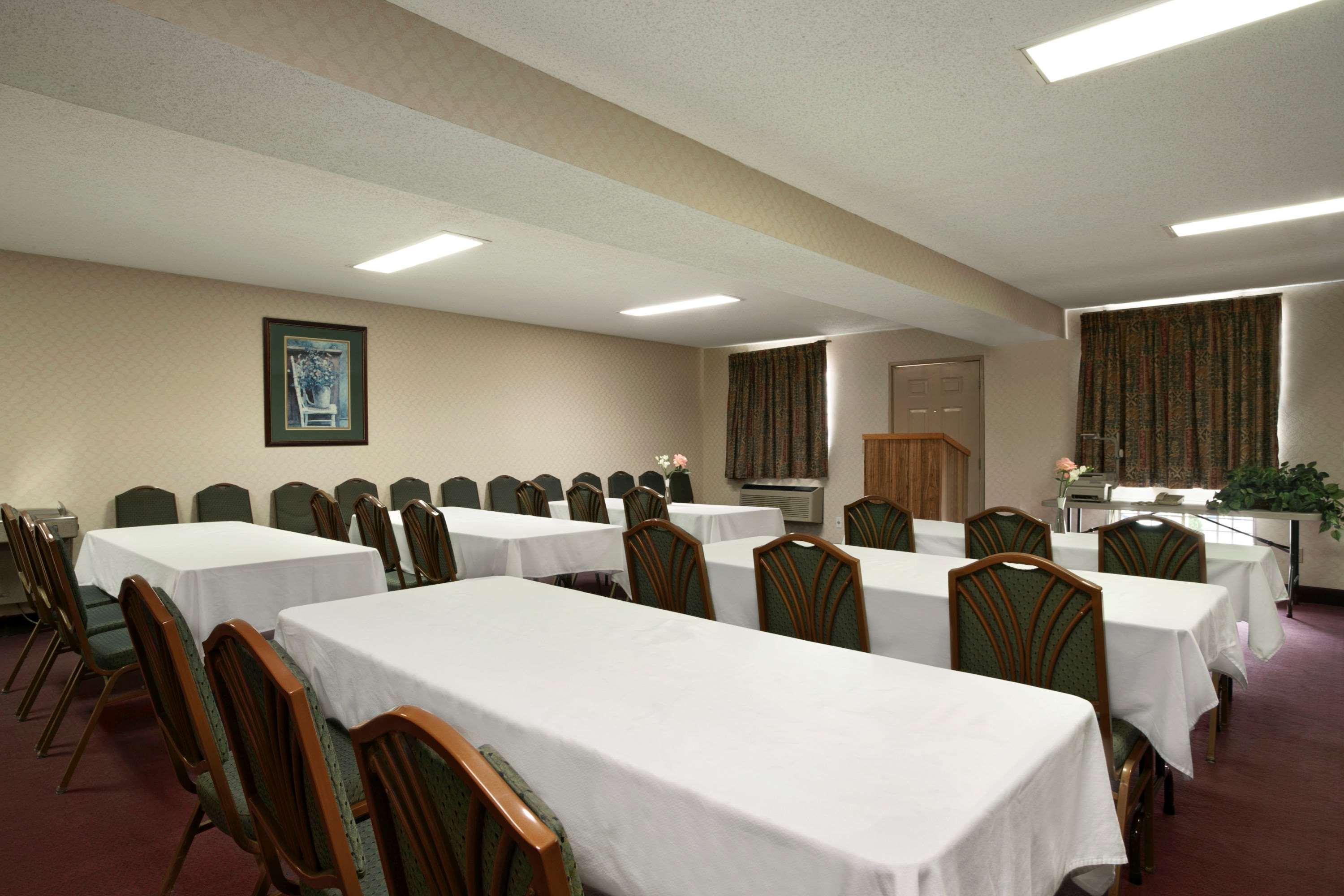 Days Inn By Wyndham Huntington Pea Ridge Exterior photo