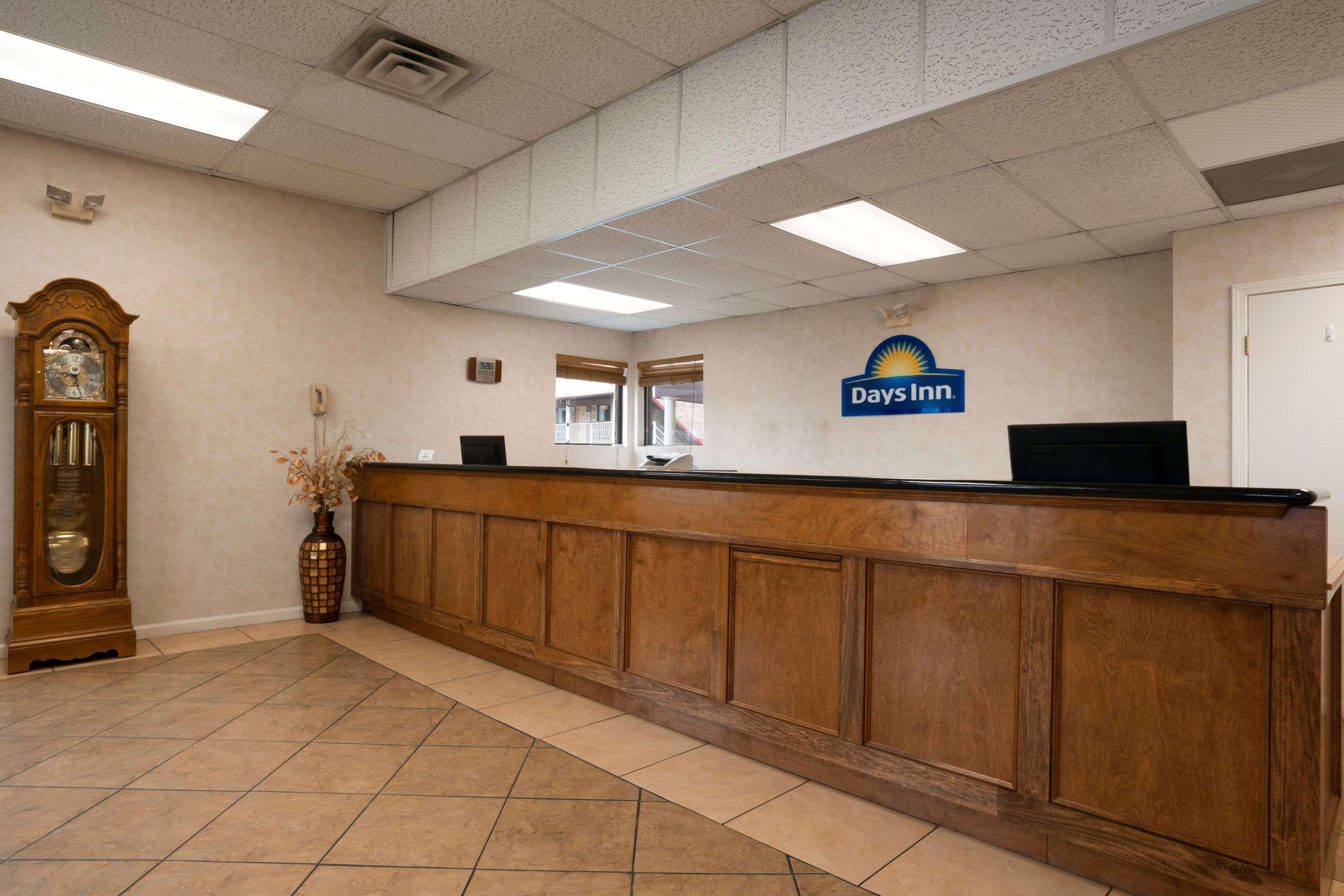 Days Inn By Wyndham Huntington Pea Ridge Exterior photo