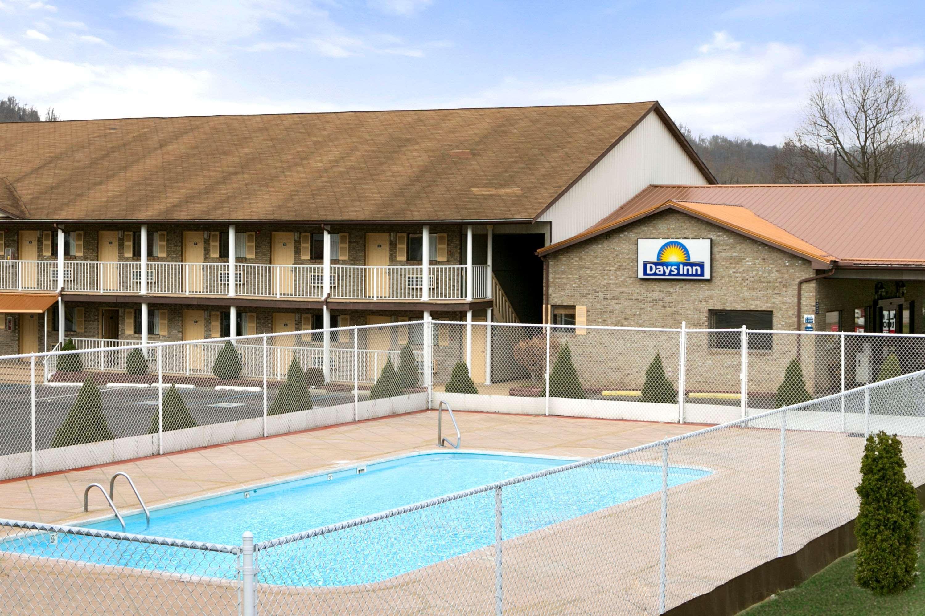 Days Inn By Wyndham Huntington Pea Ridge Exterior photo