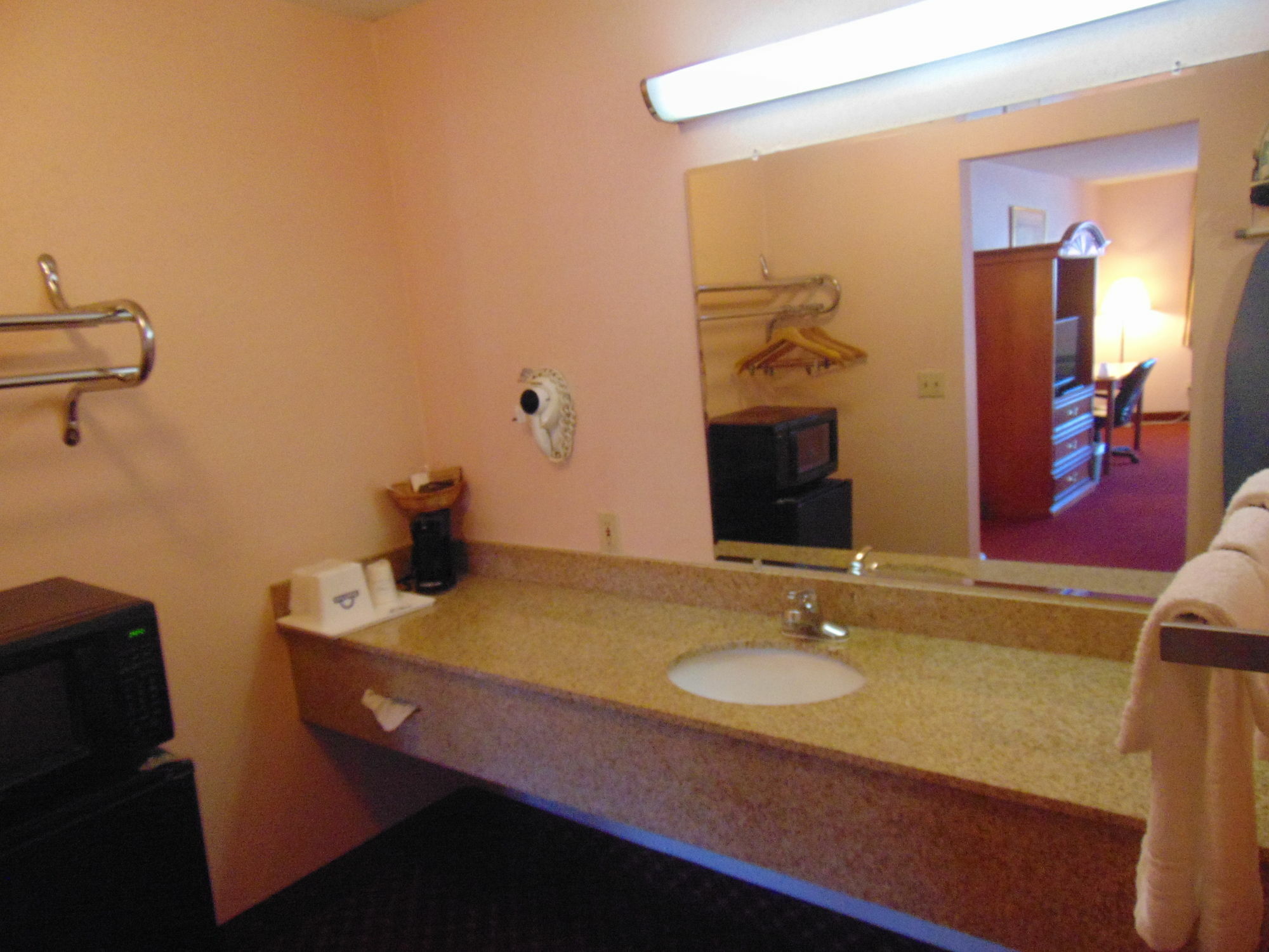 Days Inn By Wyndham Huntington Pea Ridge Exterior photo