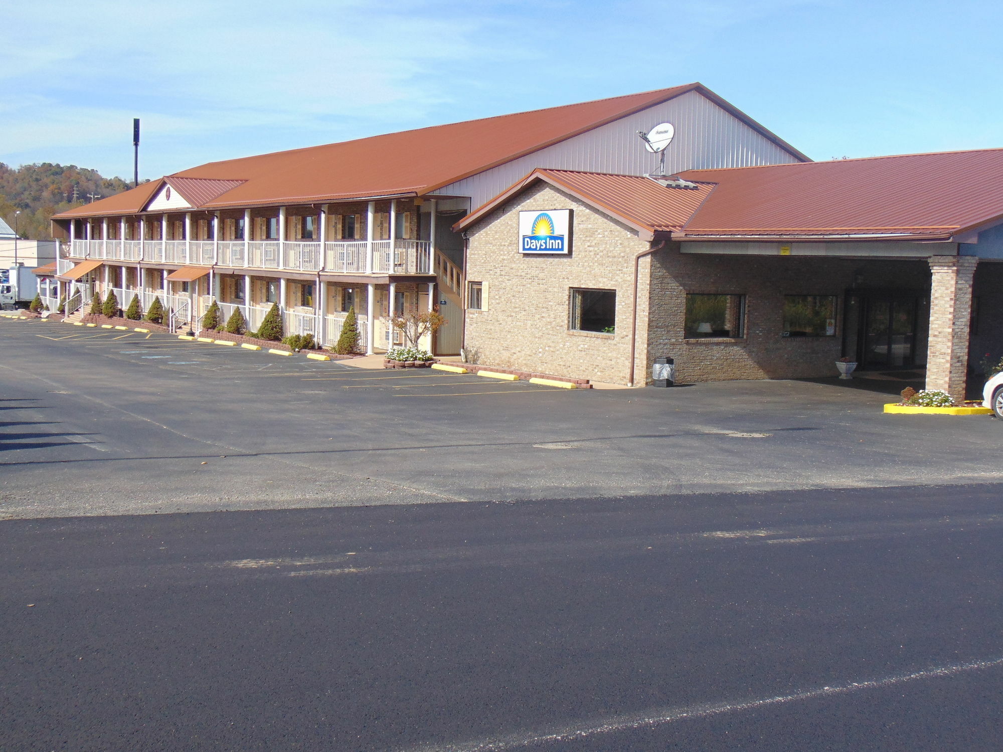 Days Inn By Wyndham Huntington Pea Ridge Exterior photo