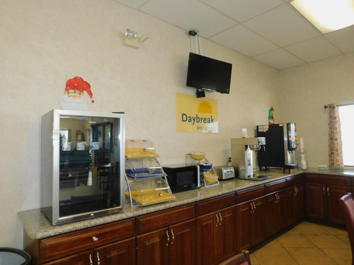 Days Inn By Wyndham Huntington Pea Ridge Exterior photo