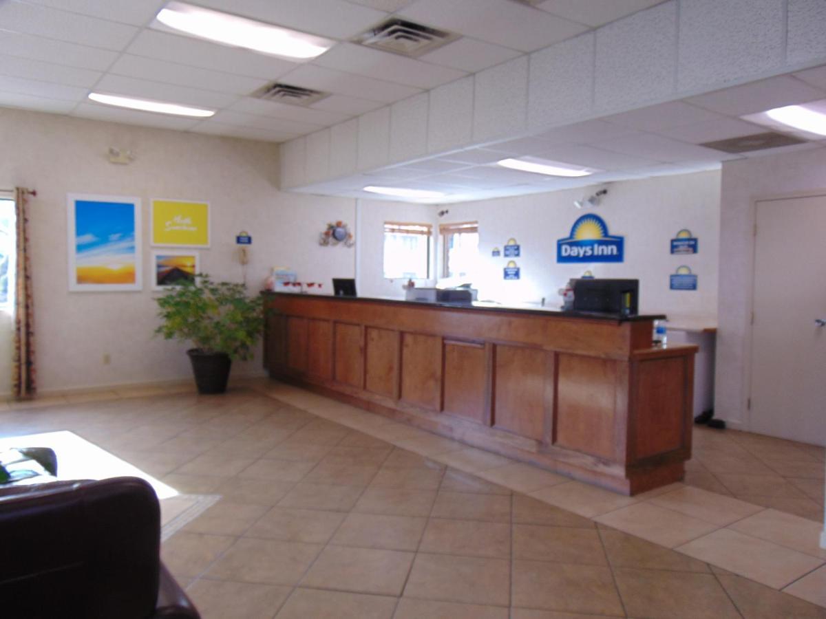 Days Inn By Wyndham Huntington Pea Ridge Exterior photo