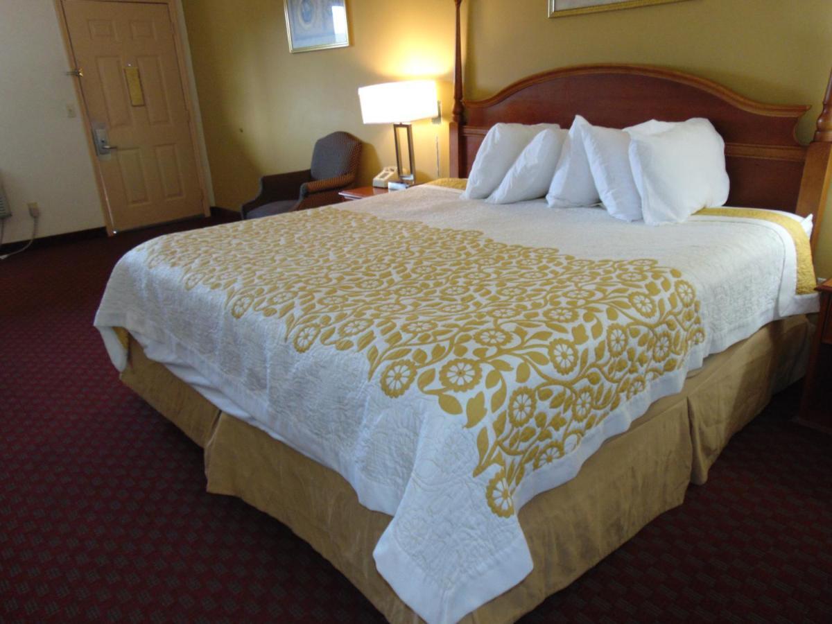 Days Inn By Wyndham Huntington Pea Ridge Exterior photo