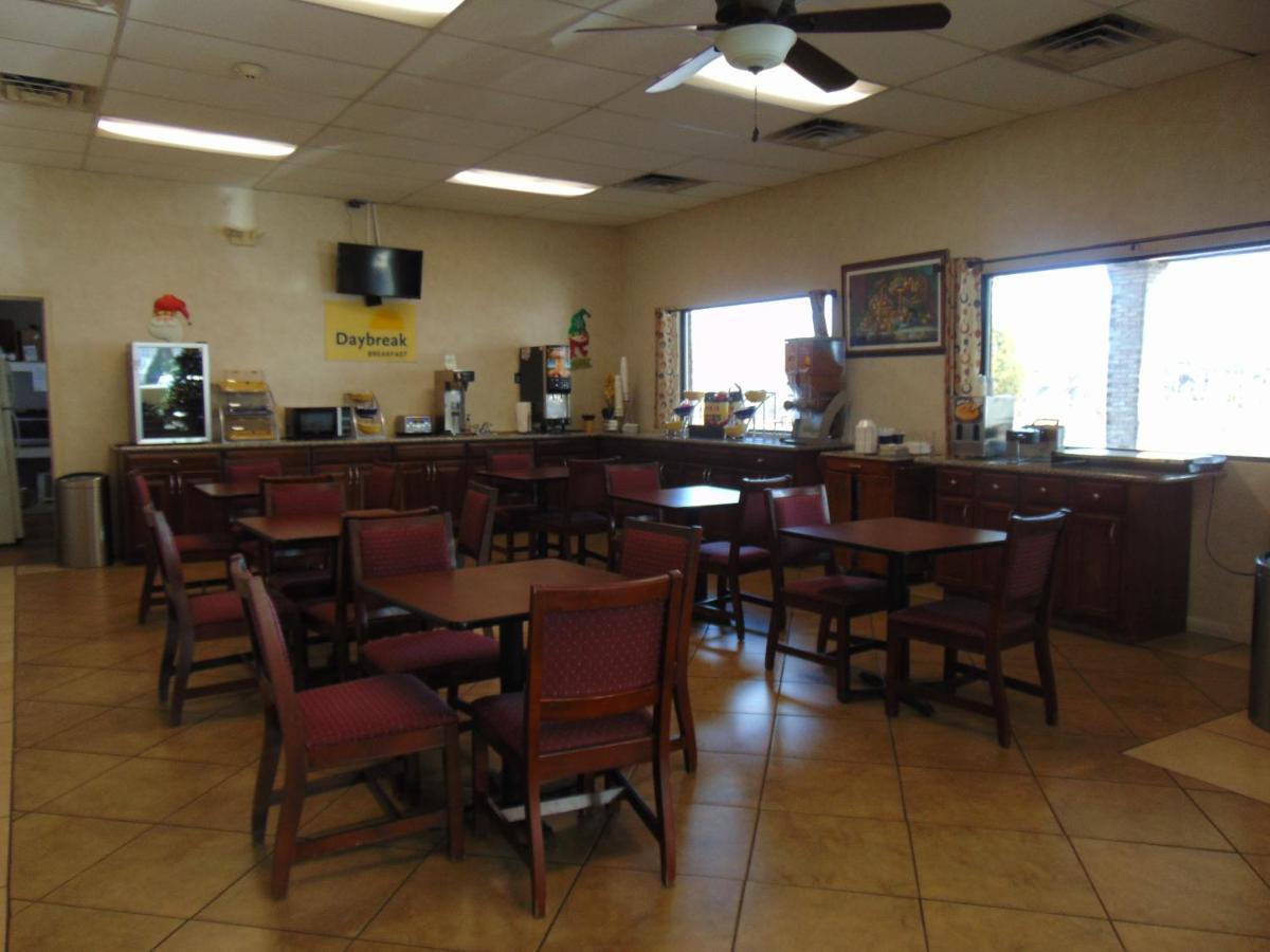 Days Inn By Wyndham Huntington Pea Ridge Exterior photo